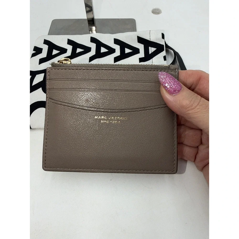 Marc Jacobs Top Zip Multi Wallet Taupe Leather Card Case Gold Hardware NYC 1984